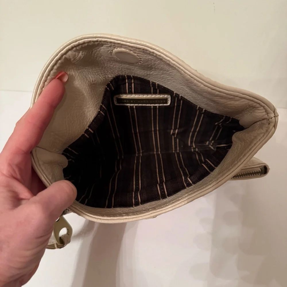 MARC BY MARC JACOBS WRISTLET CLUTCH BAG CREAM LEATHER MAGNET FLAP CLOSE